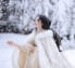 雪の中の毛皮をまとった女性