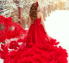 雪中で真紅のドレスを着た女性